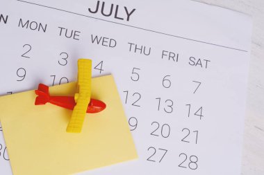 Yaz takvim programı, oyuncak uçak ile. Seyahat, turizm, tatil kavramı.