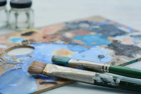 カラフルなオイル ペイント ストローク 白い木製の背景に絵筆でアーティストのパレットです アート コンセプト — ストック写真