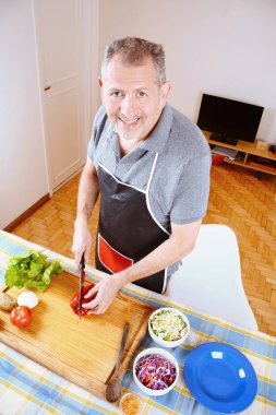 Adam kesme sebze tahtada kapatın. Vejetaryen kavramı. 