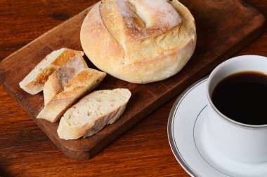 Tost ve kahve yakın çekim. Kahvaltı konsepti