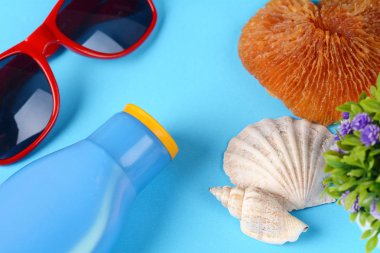 Üstten görünüm güneş gözlüğü, kabukları, deniz yıldızı ve güneş kremi. Yaz konsepti.