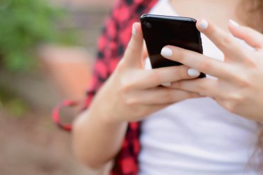 Sokakta onu smartphone kullanan genç kadın