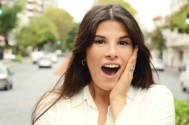 Sürpriz ifade ile güzel bir genç kadın portresi kapatın. Açık havada