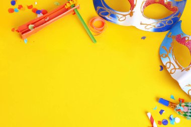 Purim arka plan maskesi ve parti kostüm ile kapatın. Purim kutlama kavramı