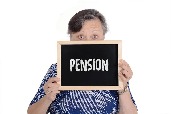 她手里拿着黑板和 退休金 的老妇人 孤立的白色背景 — 图库照片