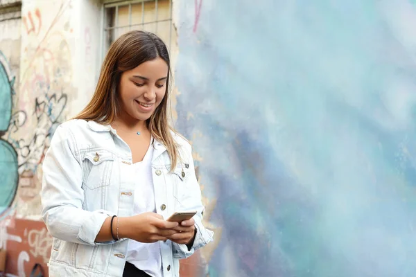 Retrato Una Joven Latina Escribiendo Mensajes Texto Teléfono Móvil Aire —  Fotos de Stock