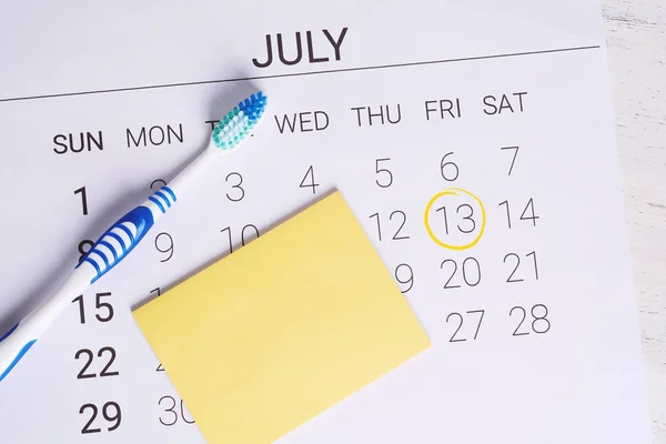 Календарь Отмеченной Датой Зубной Щеткой Напомнить Стоматологу Дне Приема Июле — стоковое фото