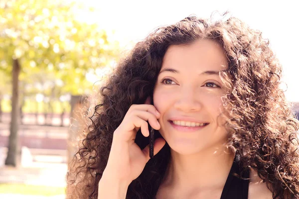 Porträt Einer Jungen Lateinischen Frau Die Auf Ihrem Handy Spricht — Stockfoto