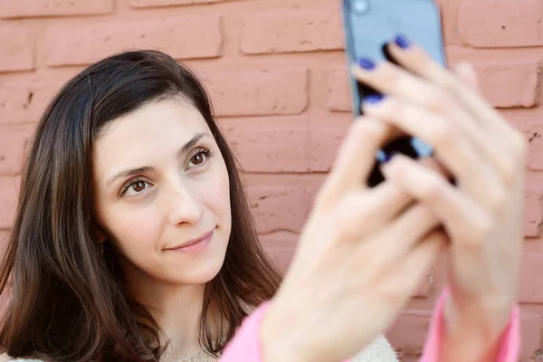 Retrato Una Joven Mujer Hermosa Tomando Selfie Con Teléfono Inteligente —  Fotos de Stock