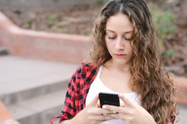 Mujer Joven Usando Teléfono Inteligente Calle —  Fotos de Stock