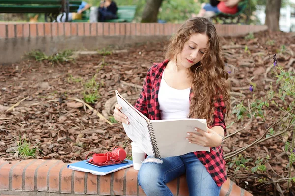 Молодая Студентка Отдыхает Открытом Воздухе Парке Планшетом Кофе Книгами Концепция — стоковое фото
