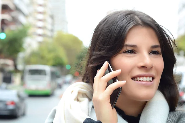 Porträt Einer Jungen Lateinischen Frau Die Auf Ihrem Handy Spricht — Stockfoto