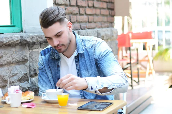 Jeune Homme Dans Café Restaurant Utilisant Une Tablette Extérieur — Photo