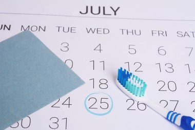 Dişçi randevu günü hatırlatmak için diş fırçası ile takvim. Dişlerle ilgili sağlık bilgisi ve sağlıklı kavramı.