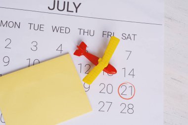 Yaz takvim programı, oyuncak uçak ile. Seyahat, turizm, tatil kavramı.