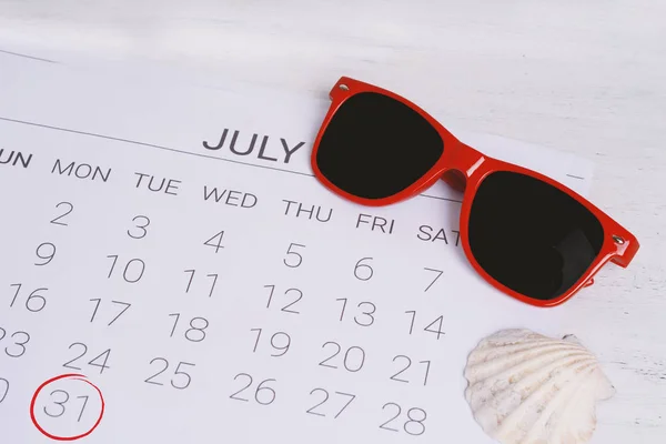 Zomerplanning Kalender Met Zomer Strand Accessoires Concept Vakantie — Stockfoto