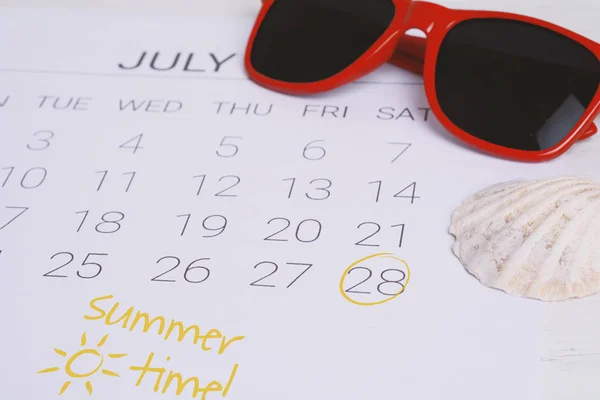 Letni Kalendarz Harmonogramu Akcesoriami Plażowymi Lato Koncepcja Holiday — Zdjęcie stockowe