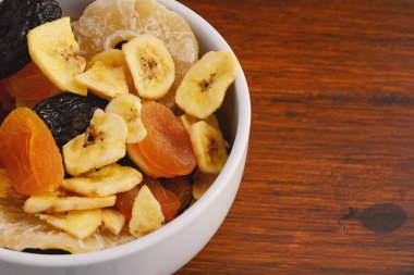 Ahşap arka plan üzerinde farklı kurutulmuş meyvelerin kapatın. Sağlıklı foo