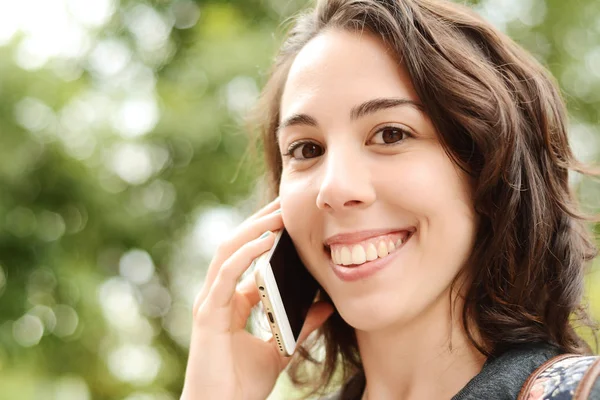 Porträt Einer Jungen Lateinischen Frau Die Auf Ihrem Handy Spricht — Stockfoto