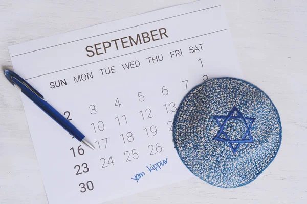 Ημερολόγιο Kippah Ημερολόγιο Ημερομηνία Σεπτεμβρίου Έννοια Του Γιομ Κιπούρ — Φωτογραφία Αρχείου