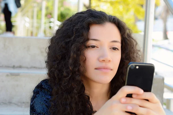 güzel genç latin kadınlar sokakta smartphone ileti gönderme.