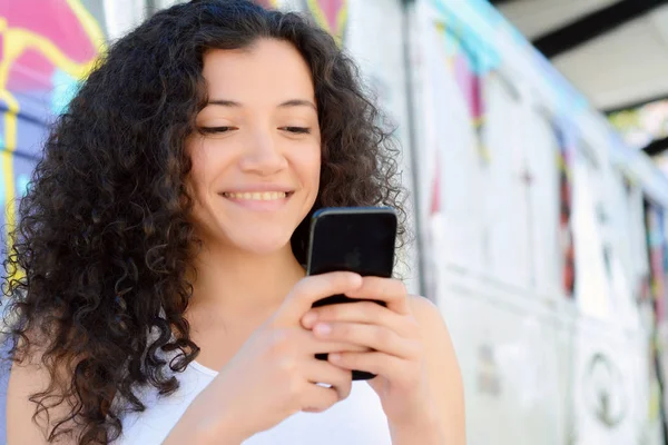 Hermosas Mujeres Latinas Jóvenes Enviando Mensaje Con Teléfono Inteligente Calle —  Fotos de Stock