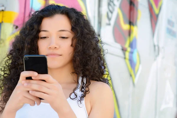 Hermosas Mujeres Latinas Jóvenes Enviando Mensaje Con Teléfono Inteligente Calle —  Fotos de Stock