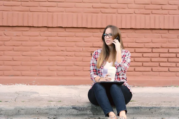 Portret Van Jonge Latijns Vrouw Praten Haar Mobiele Telefoon Buitenshuis — Stockfoto