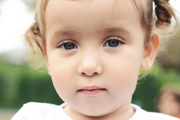 Közelkép Parkban Aranyos Kislány Portréja — Stock Fotó