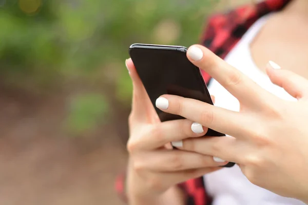 Primer Plano Las Mujeres Jóvenes Que Envían Mensajes Con Smartphone — Foto de Stock