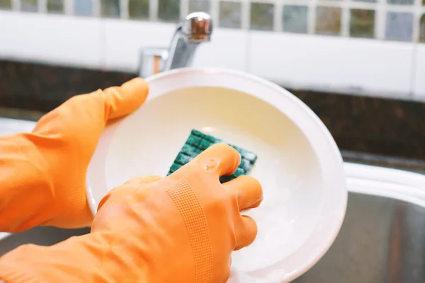 Närbild Händerna Gummihandskar Diska Med Svamp Hushållsarbete Koncept — Stockfoto