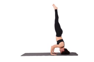 Genç latin kadın Yoga uygulamak. Spor fitness. İzole whie arka plan