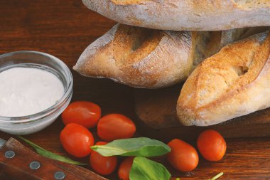 Krem peynir dip ve kiraz domates ile ekmek görünümünü kapatın. Sağlıklı gıda kavramı