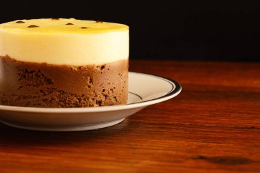 Ahşap arka plan üzerinde taze tutku meyve. Lezzetli yiyecek konsepti