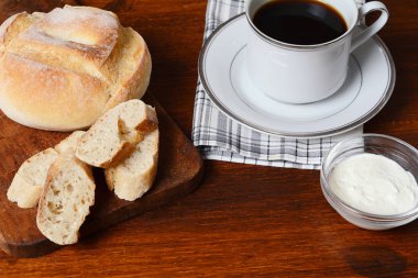 Kızarmış ekmek, peynir ve kahve krem kapatın. Kahvaltı konsepti