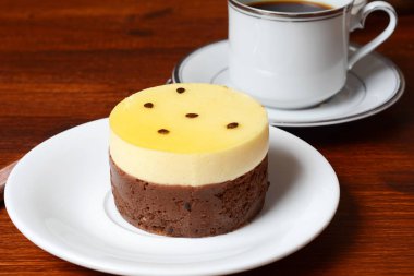 Tutku meyve pasta ve kahve yakın çekim. Kahvaltı konsepti