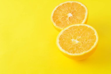 Portakal dilimleri Sarı zemin üzerine kapatın. Heatly gıda kavramı