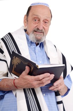Kipa Eldery Yahudi adam ve talit dua tamamladı. Din kavramı. İzole beyaz arka plan