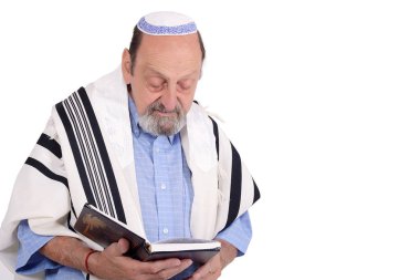 Kipa Eldery Yahudi adam ve talit dua tamamladı. Din kavramı. İzole beyaz arka plan