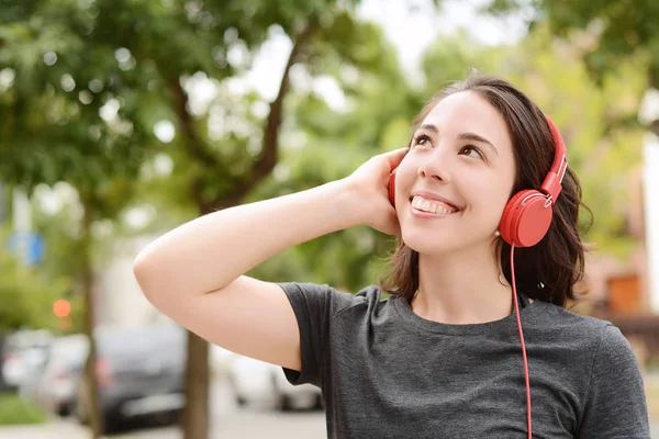 Portret Van Jonge Mooie Vrouw Met Rode Hoofdtelefoon Luisteren Muziek — Stockfoto