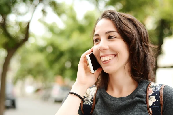 Retrato Una Joven Latina Hablando Teléfono Móvil Aire Libre — Foto de Stock