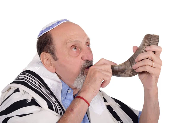高齢者のユダヤ人ユダヤ人の新年の休日 新年祭 のためショファル角を吹いています 宗教概念 孤立した白い背景 — ストック写真