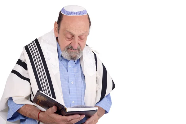 Eldery 犹太男子与 Kippah 和包裹在 Talit 宗教概念 孤立的白色背景 — 图库照片