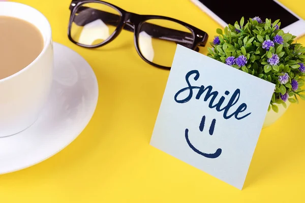 Tarjeta Papel Con Texto Sonrisa Café Con Teléfono Sobre Fondo — Foto de Stock