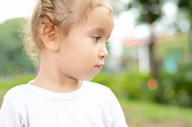 Şirin Bebek kız parkta portresi kapatın.