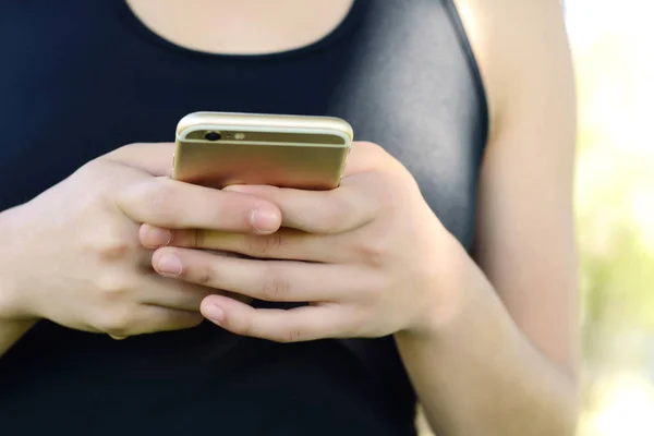 Hermosas Mujeres Latinas Jóvenes Enviando Mensaje Con Teléfono Inteligente Calle — Foto de Stock