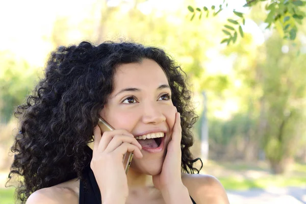 Porträtt Ung Latin Kvinna Talar Hennes Mobiltelefon Utomhus — Stockfoto