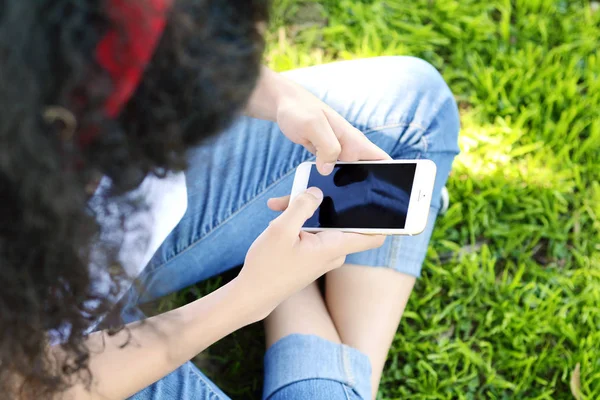 Hermosas Mujeres Latinas Jóvenes Enviando Mensaje Con Teléfono Inteligente Calle —  Fotos de Stock