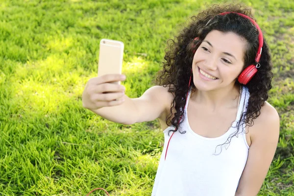Portrét Krásné Mladé Ženy Latinské Tvorby Selfie Venku — Stock fotografie