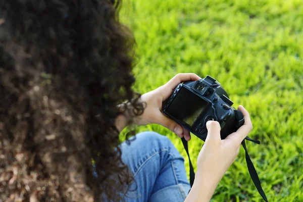 Genç Latin Kadın Fotoğraf Makinesi Parkta Bakarak Çalışan Profesyonel Kadın — Stok fotoğraf